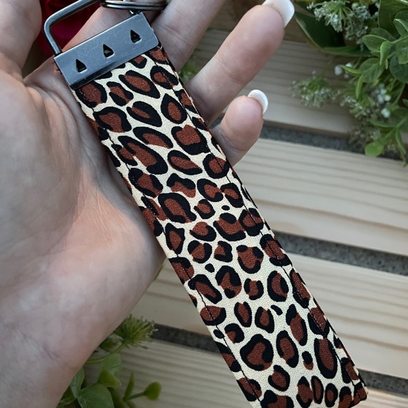 Leopard Print Key Fob - Picture 3 of 3